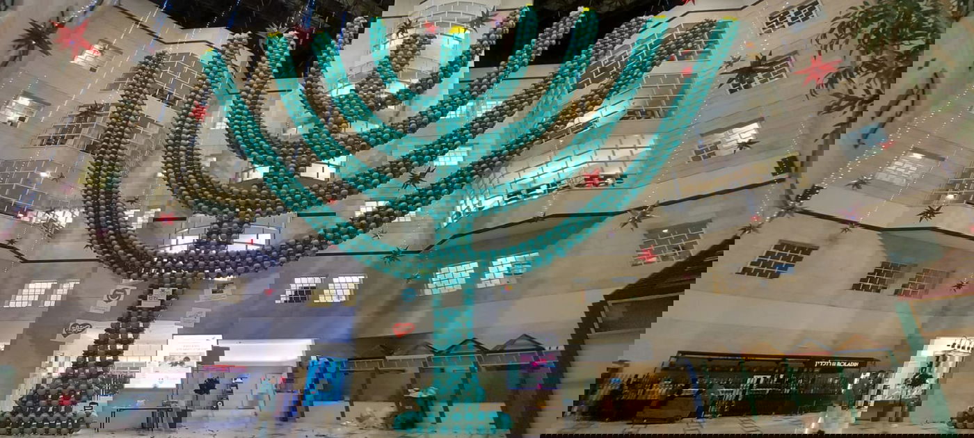 כך נבנתה החנוכייה הגדולה בעולם • תיעוד