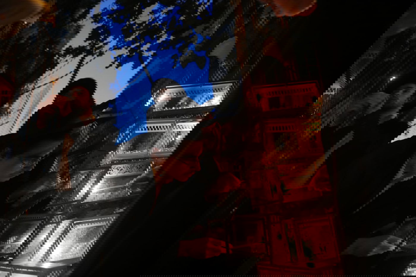 הדלקה 'בריסקאית': תלמידי הישיבה בירכו ושרו בכוונה