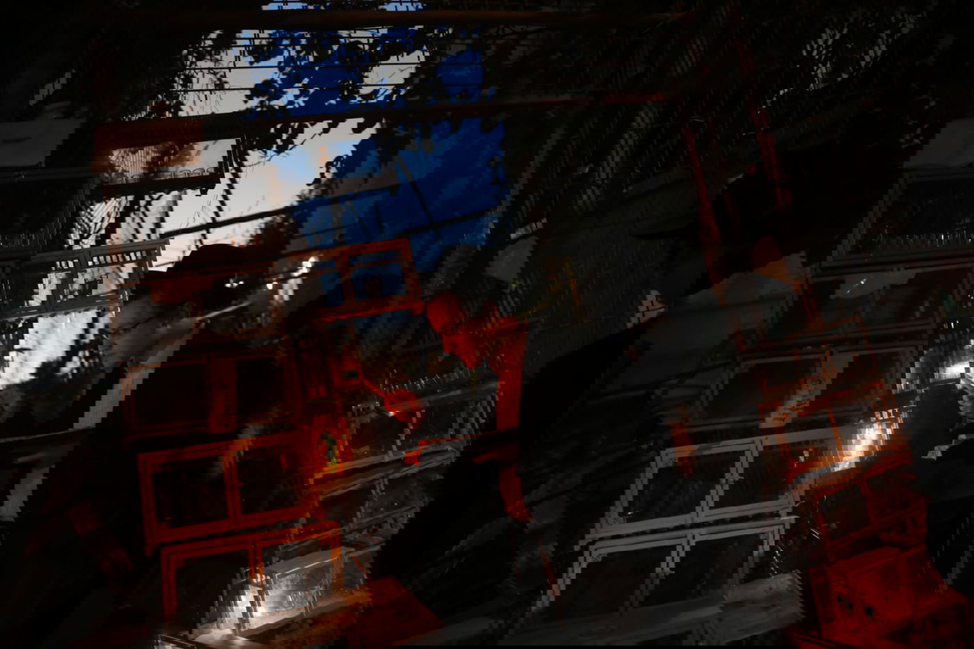 הדלקה 'בריסקאית': תלמידי הישיבה בירכו ושרו בכוונה