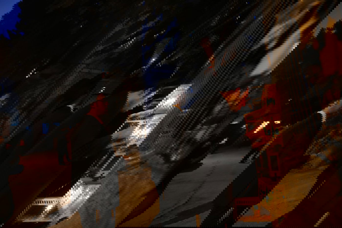 הדלקה 'בריסקאית': תלמידי הישיבה בירכו ושרו בכוונה