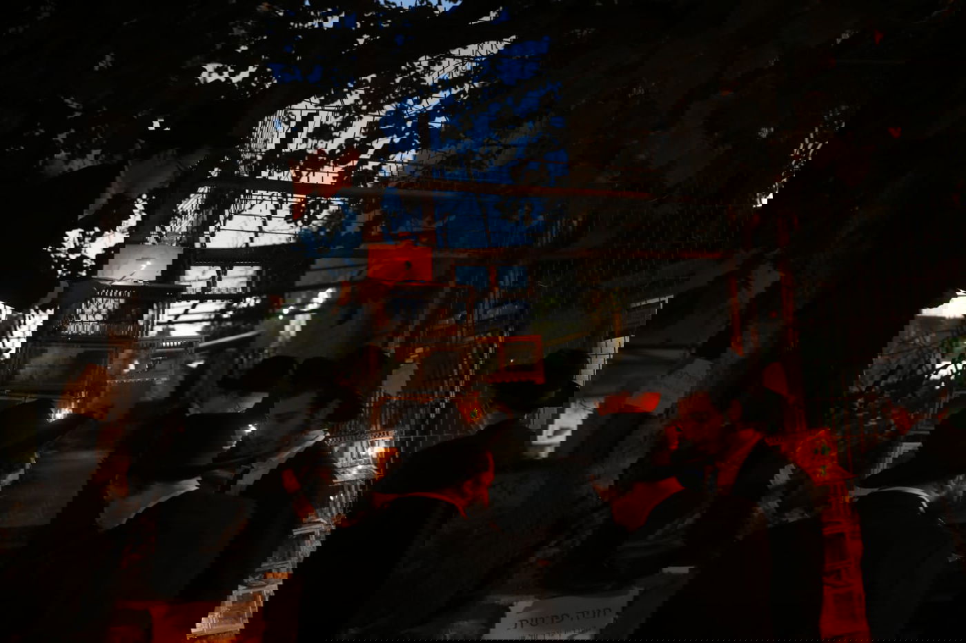 הדלקה 'בריסקאית': תלמידי הישיבה בירכו ושרו בכוונה