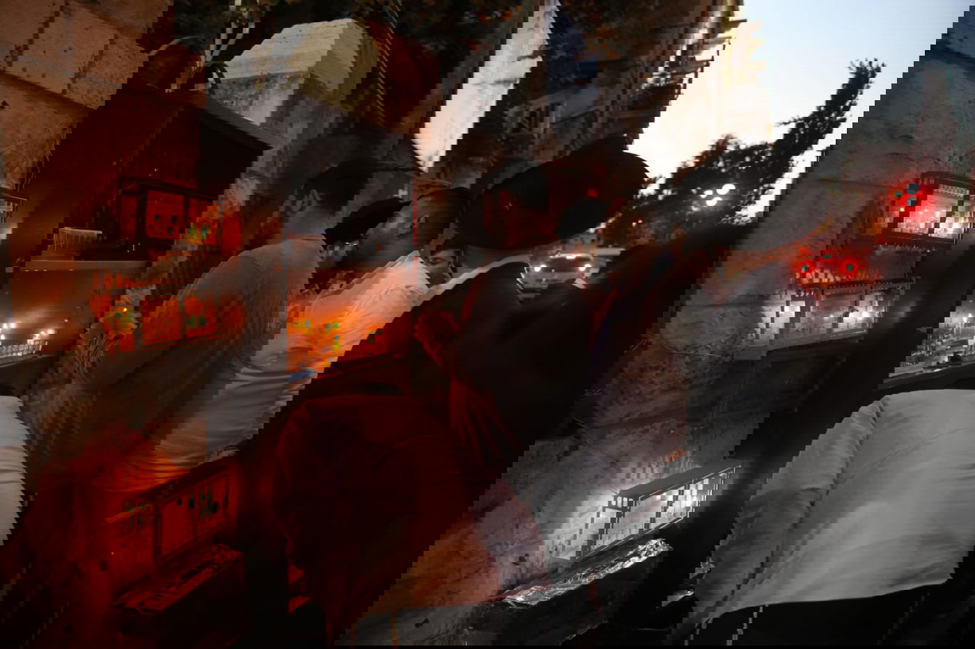 הדלקה 'בריסקאית': תלמידי הישיבה בירכו ושרו בכוונה