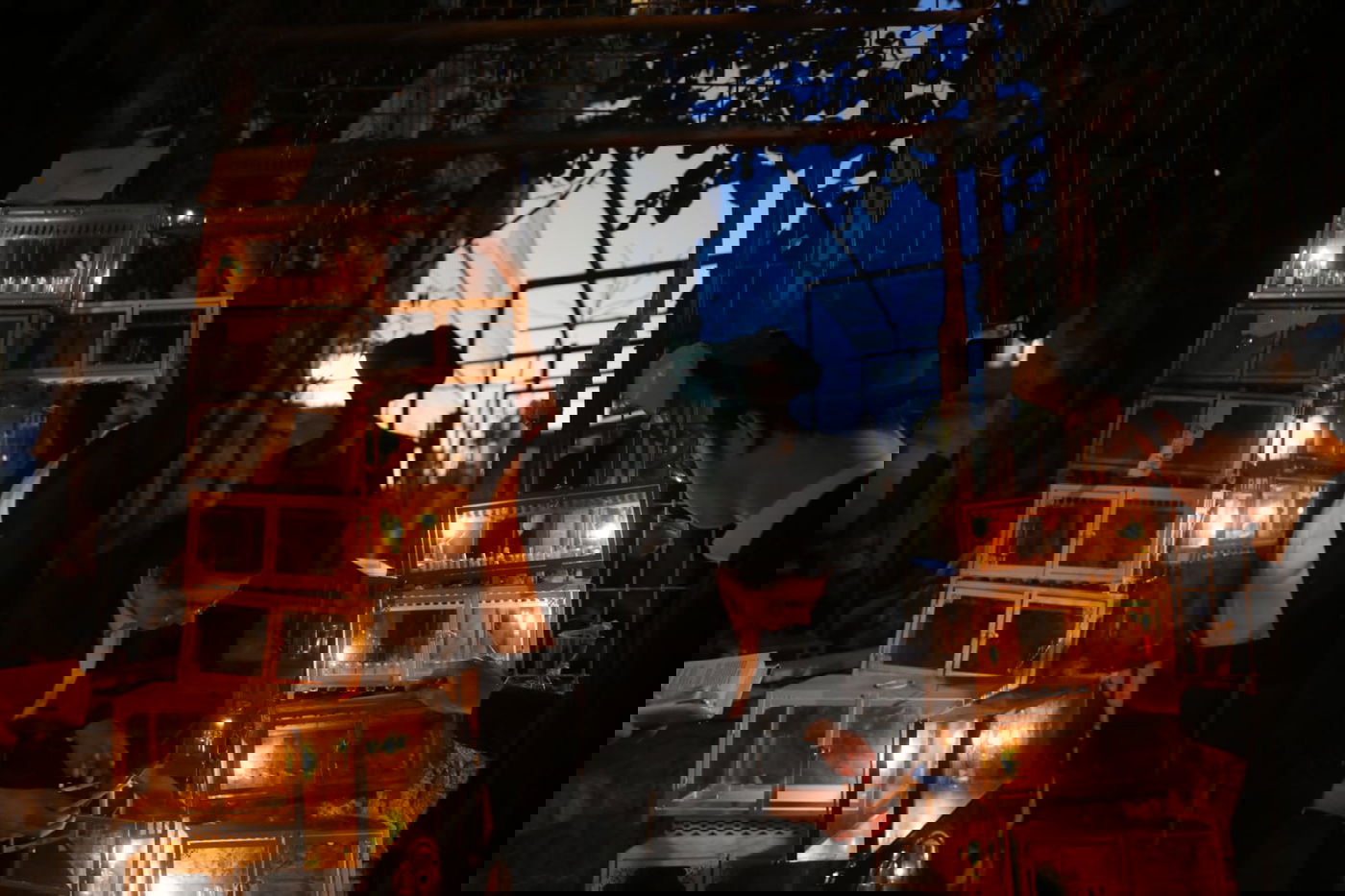 הדלקה 'בריסקאית': תלמידי הישיבה בירכו ושרו בכוונה