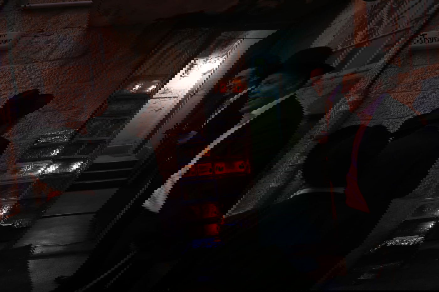 הדלקה 'בריסקאית': תלמידי הישיבה בירכו ושרו בכוונה