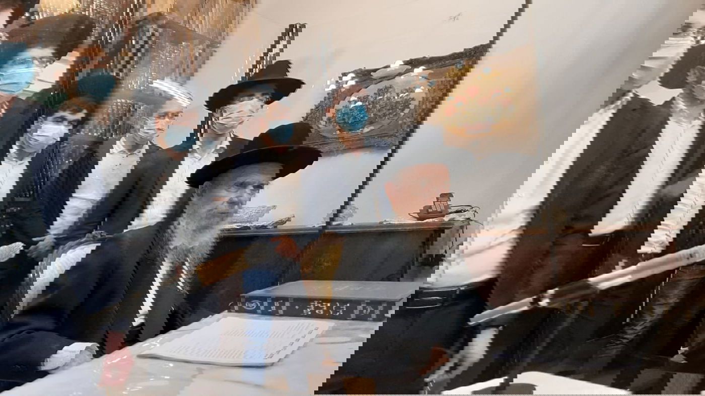 ראש הישיבה הגר"ג אדלשטיין הדליק נר ראשון • צפו