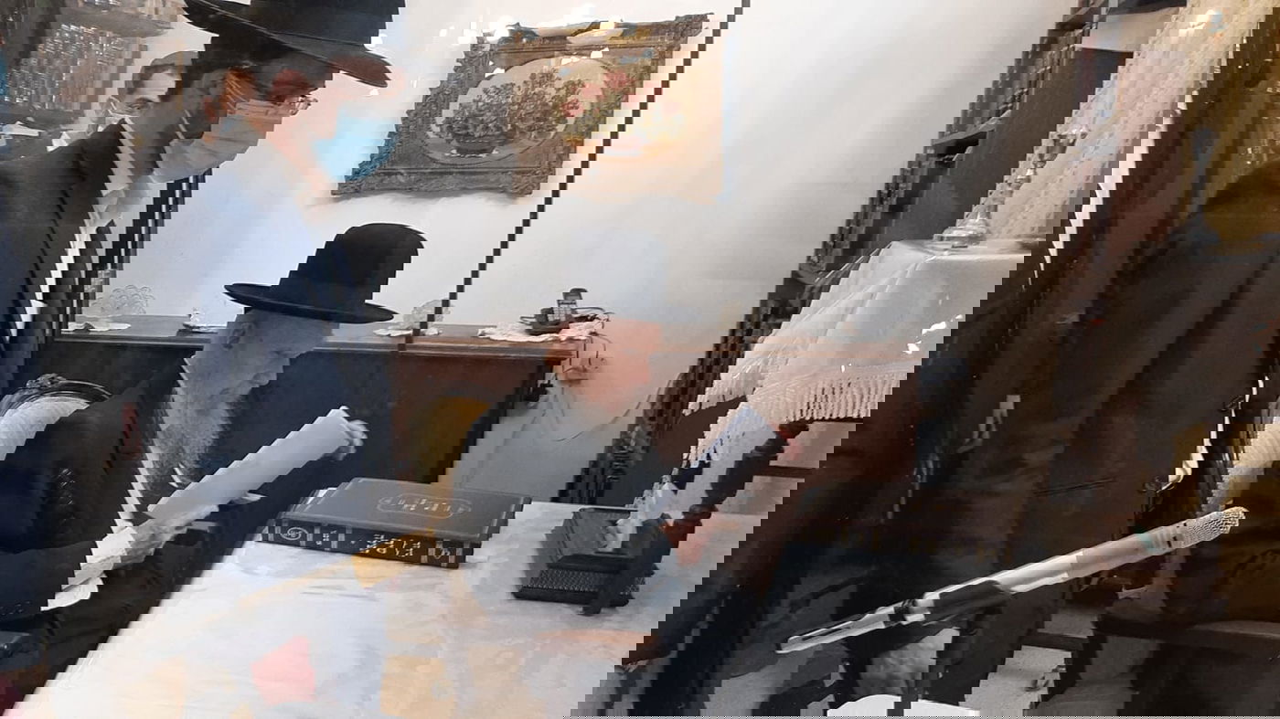 ראש הישיבה הגר"ג אדלשטיין הדליק נר ראשון • צפו