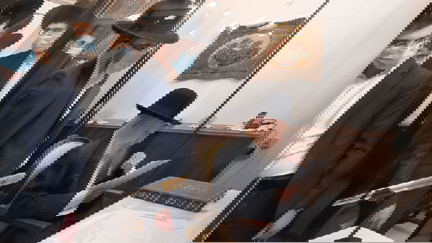 ראש הישיבה הגר"ג אדלשטיין הדליק נר ראשון • צפו