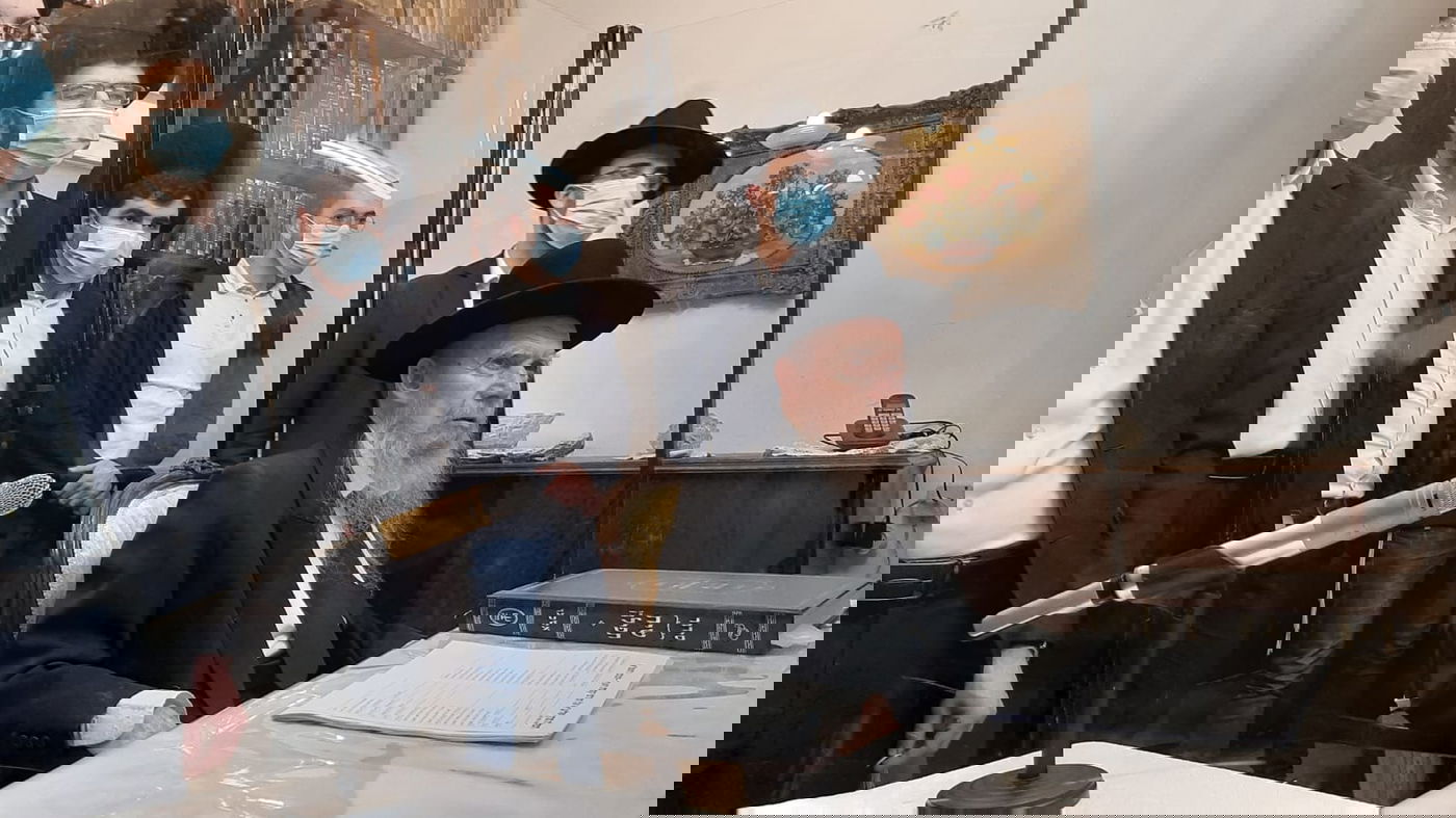 ראש הישיבה הגר"ג אדלשטיין הדליק נר ראשון • צפו