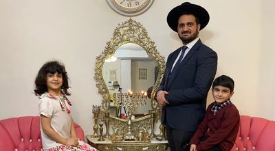 איראן: הרב הדליק נרות רק בבית, ומסביר: "יש סגר"