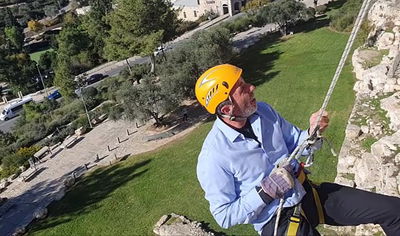 השר רפי פרץ גלש מחומות העיר העתיקה; "בואו גם אתם"