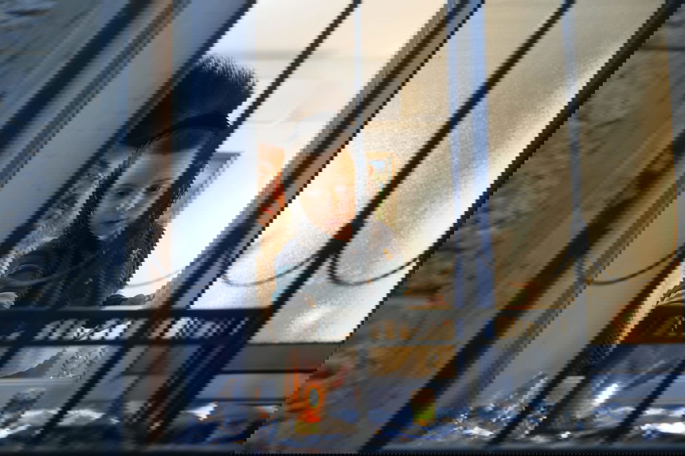 לְהוֹדוֹת וּלְהַלֵל: תשעת ילדי המשפחה הדליקו