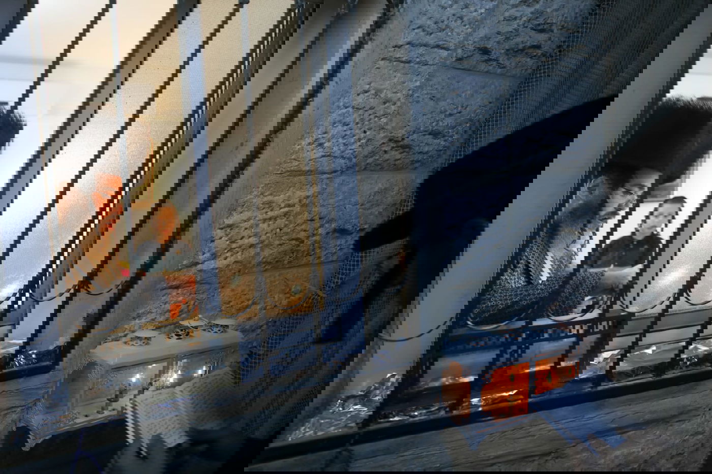 לְהוֹדוֹת וּלְהַלֵל: תשעת ילדי המשפחה הדליקו