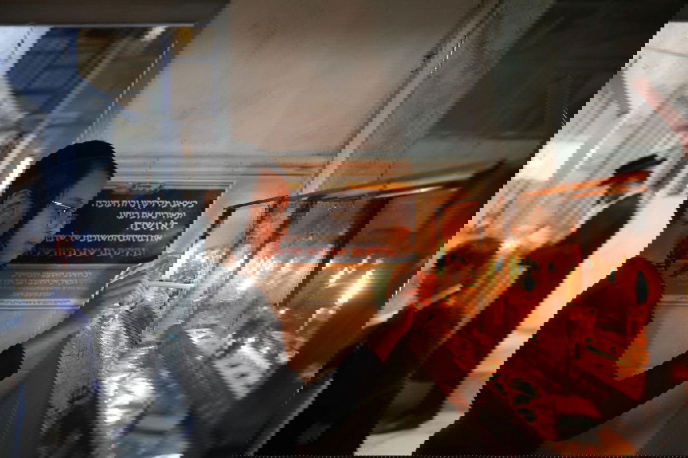 לְהוֹדוֹת וּלְהַלֵל: תשעת ילדי המשפחה הדליקו