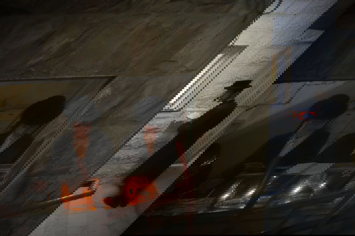 לְהוֹדוֹת וּלְהַלֵל: תשעת ילדי המשפחה הדליקו