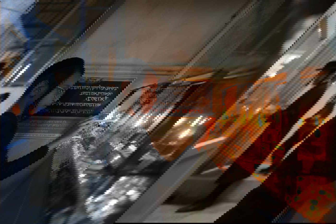 לְהוֹדוֹת וּלְהַלֵל: תשעת ילדי המשפחה הדליקו