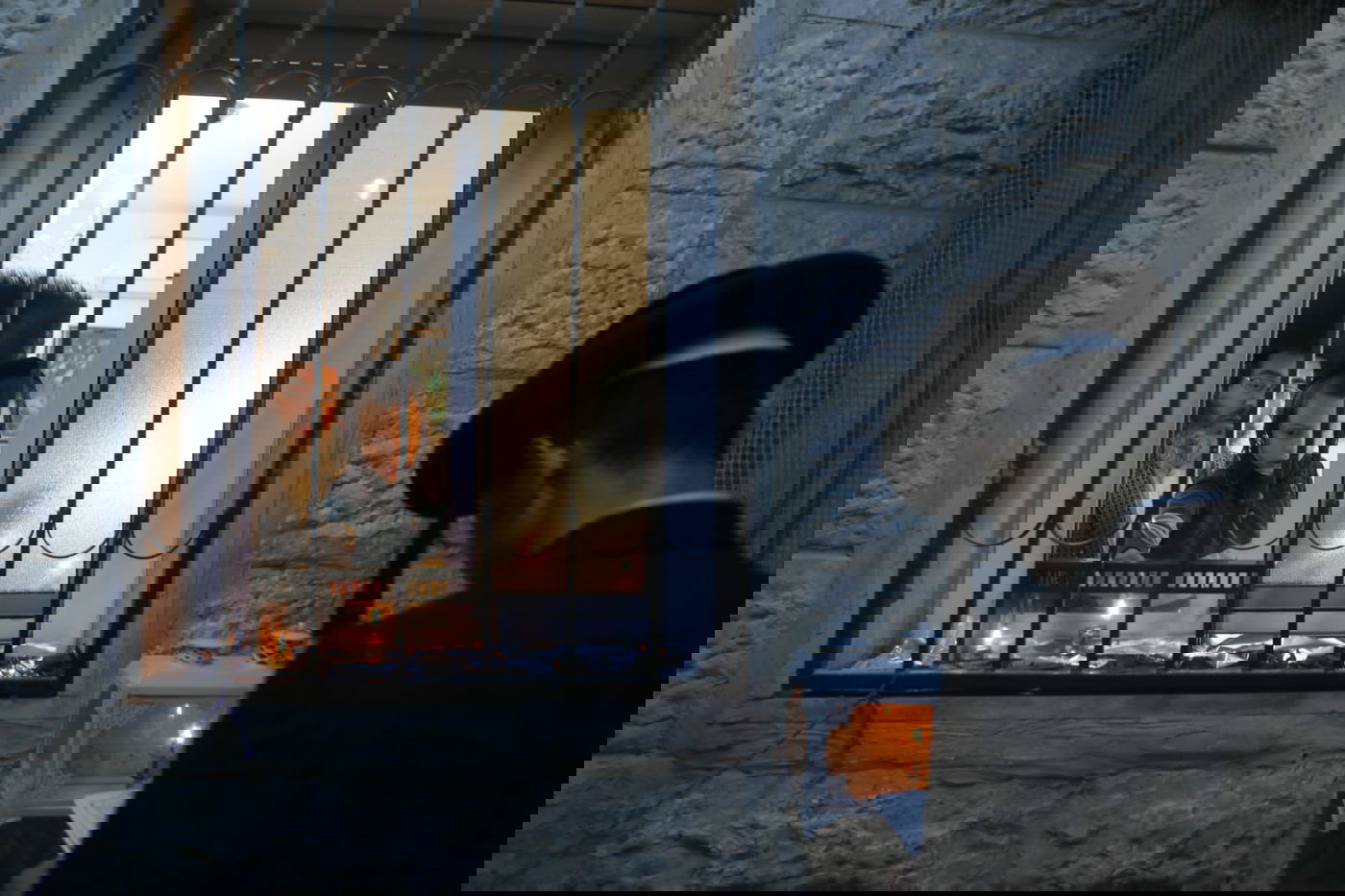 לְהוֹדוֹת וּלְהַלֵל: תשעת ילדי המשפחה הדליקו