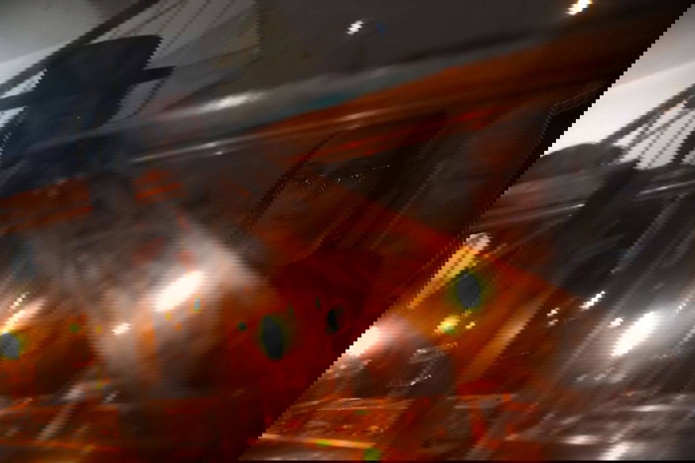 לְהוֹדוֹת וּלְהַלֵל: תשעת ילדי המשפחה הדליקו