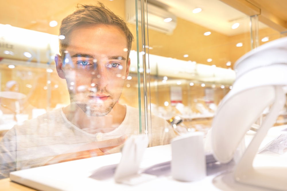 התבוננות בחלון ראווה והתעניינות ברכישה מוצרים בשבת