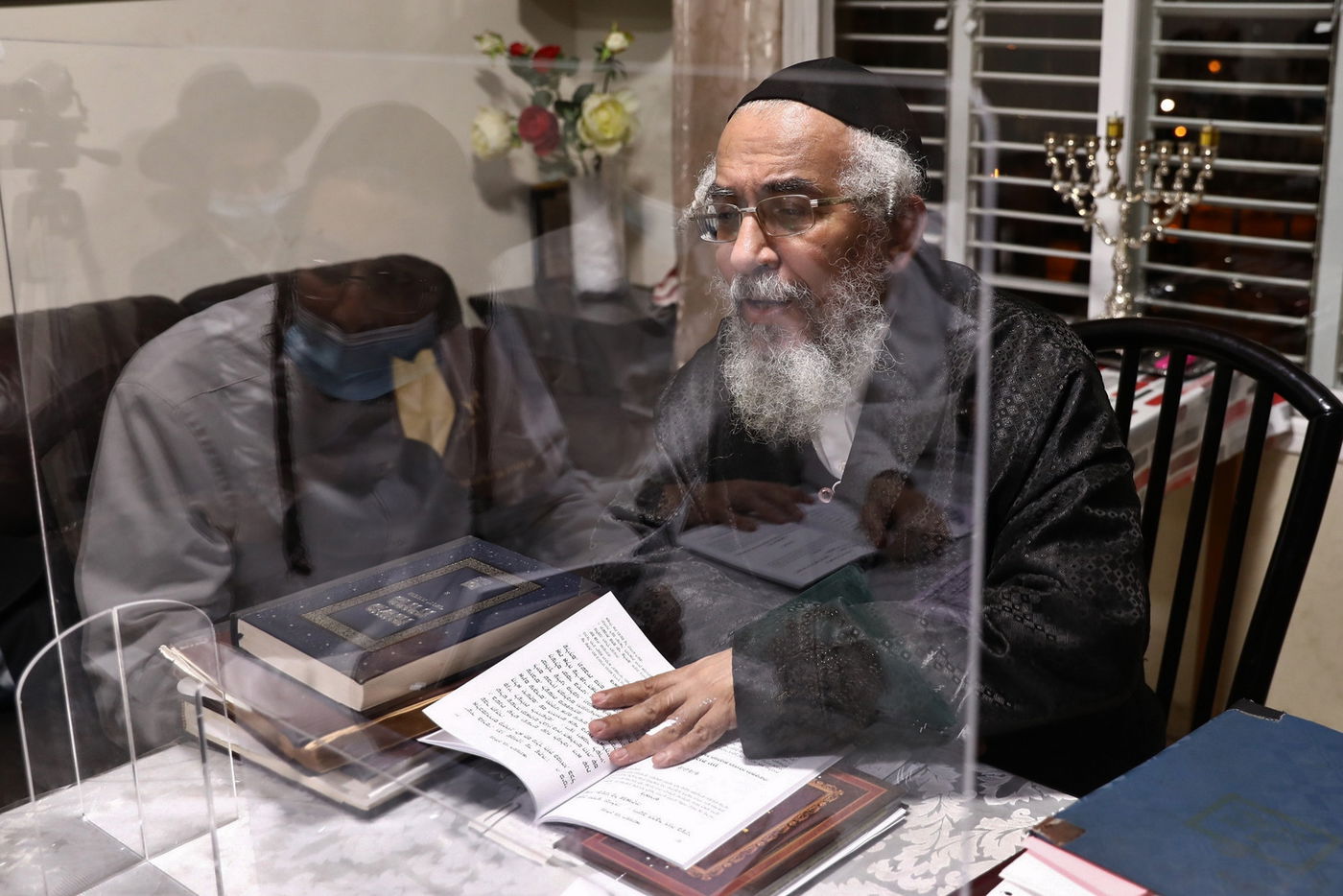 תיעוד: הגר"י רצאבי מסר שיעור לבחורים והדליק נרות חנוכה