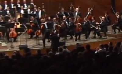 ואז משה שטרן קם ונישק את החזן על ראשו