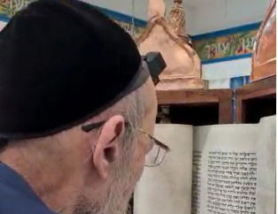 נר ראשון: הרב דב קוק בקריאת התורה • צפו