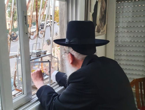 עם חנוכיית 'הלשם': כך הדליק הגאון רבי בנימין אלישיב