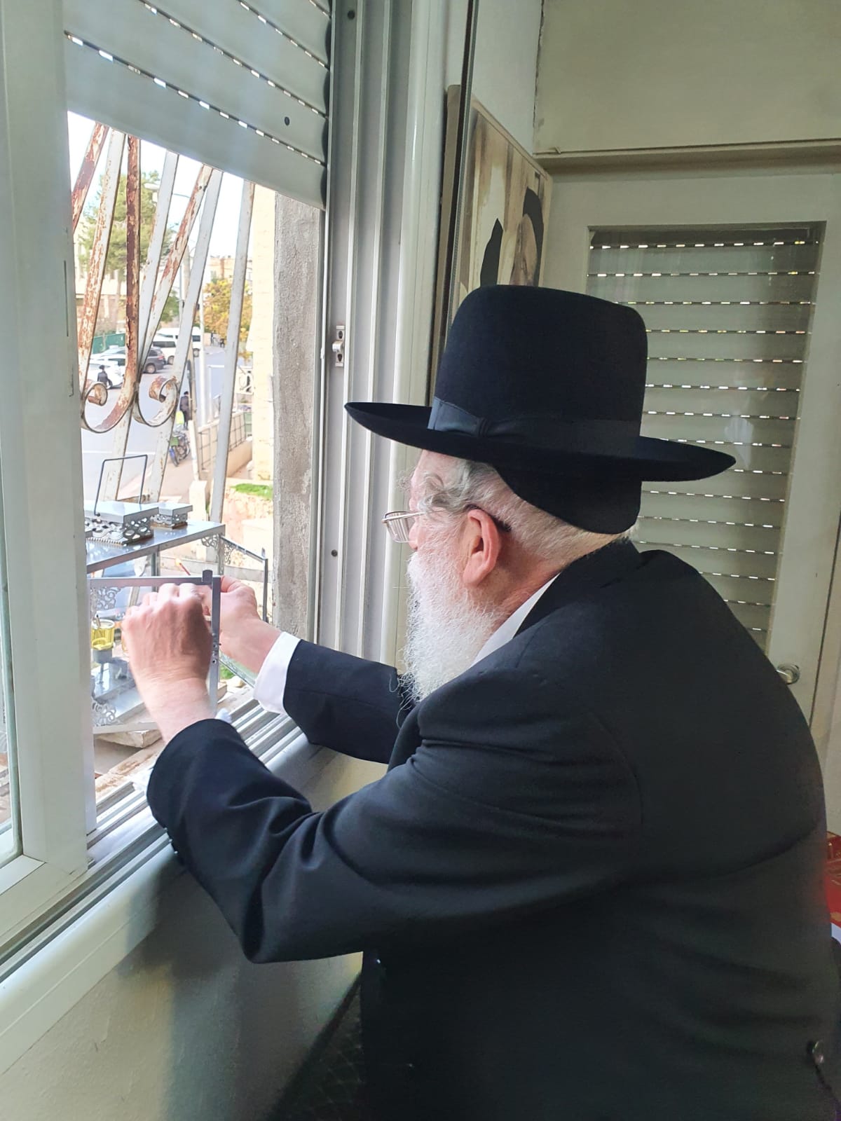 עם חנוכיית 'הלשם': כך הדליק הגאון רבי בנימין אלישיב