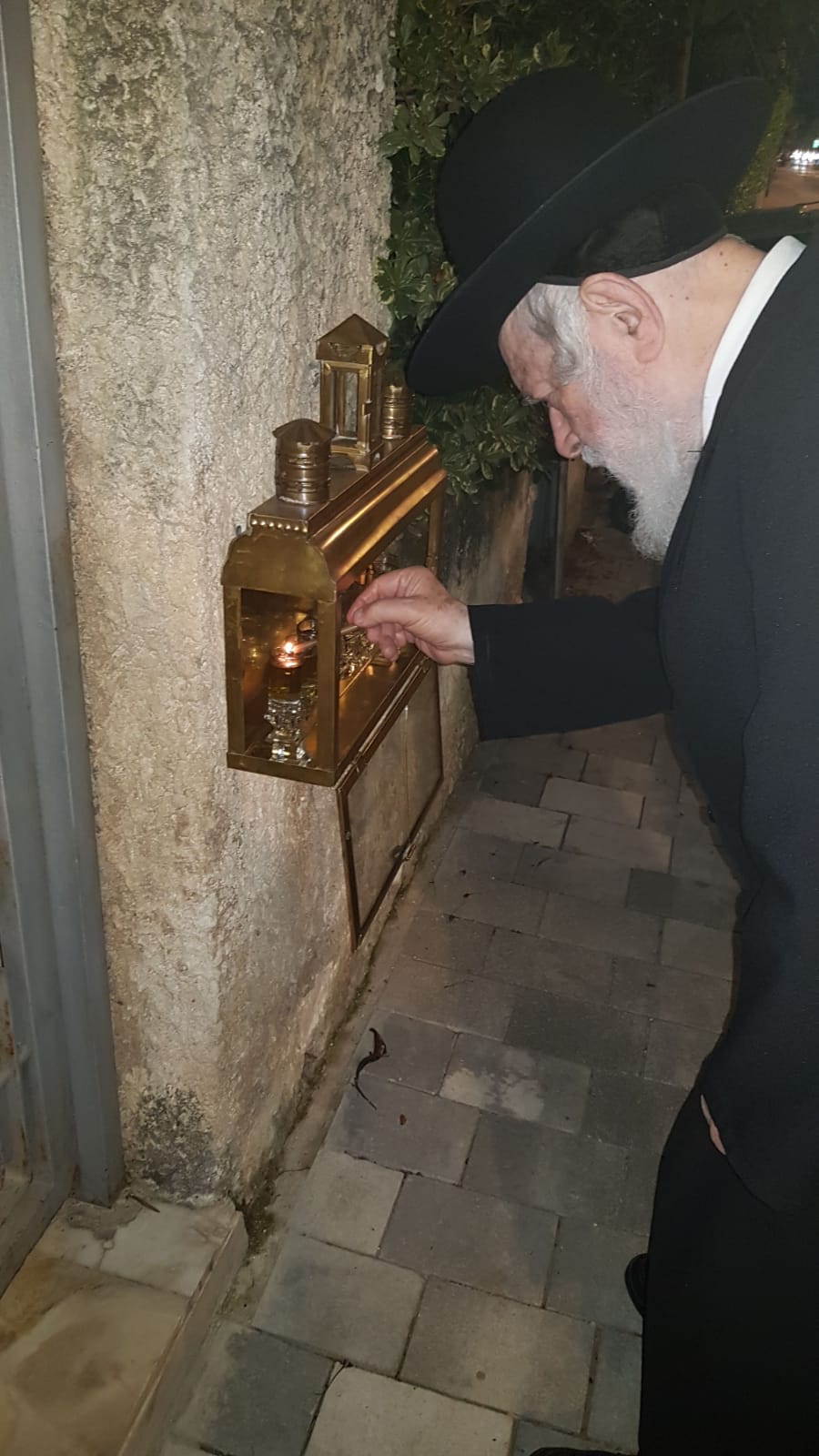 מחוץ לביתו: חבר 'המועצת' הרב יצחק זילברשטיין, הדליק נר שלישי