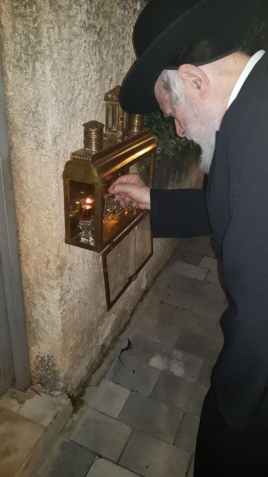 מחוץ לביתו: חבר 'המועצת' הרב יצחק זילברשטיין, הדליק נר שלישי