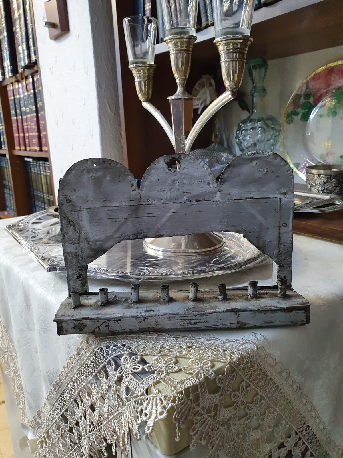 עם חנוכיית 'הלשם': כך הדליק הגאון רבי בנימין אלישיב