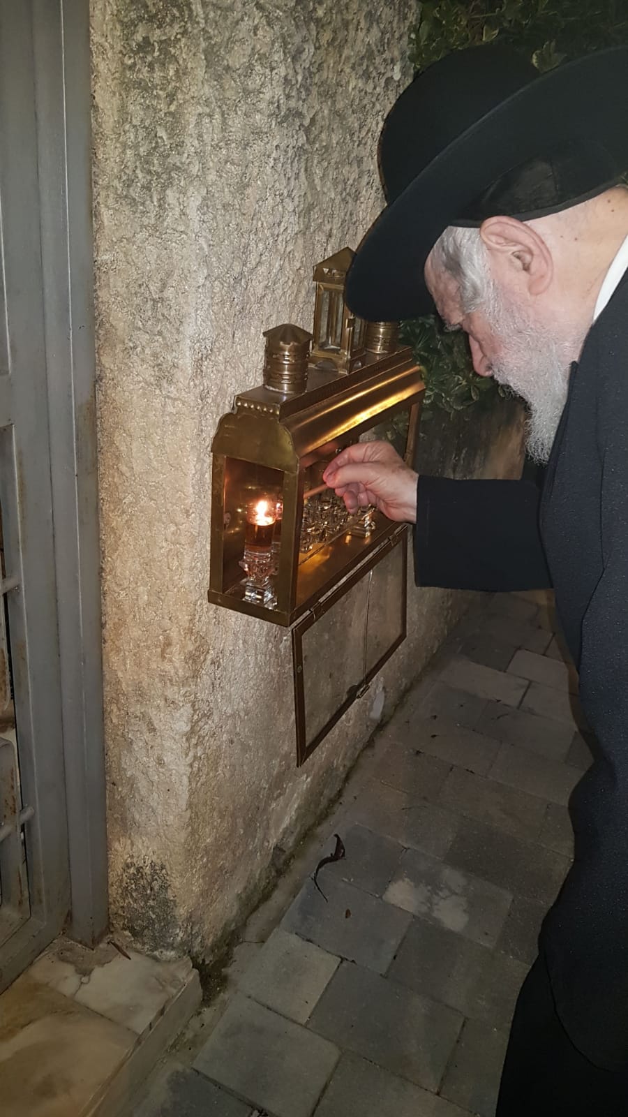 מחוץ לביתו: חבר 'המועצת' הרב יצחק זילברשטיין, הדליק נר שלישי