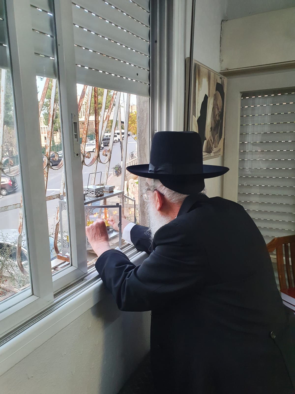 עם חנוכיית 'הלשם': כך הדליק הגאון רבי בנימין אלישיב