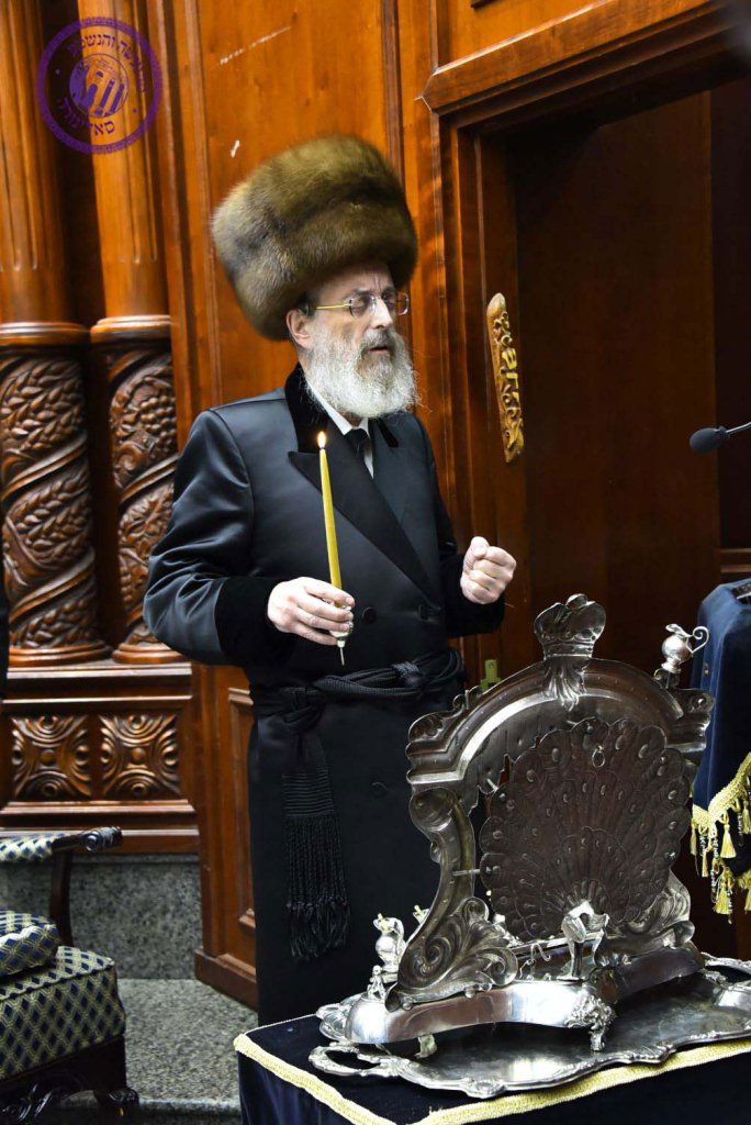 האדמו"ר ה'אבירי ים' מדליק במנורה המיוחסת