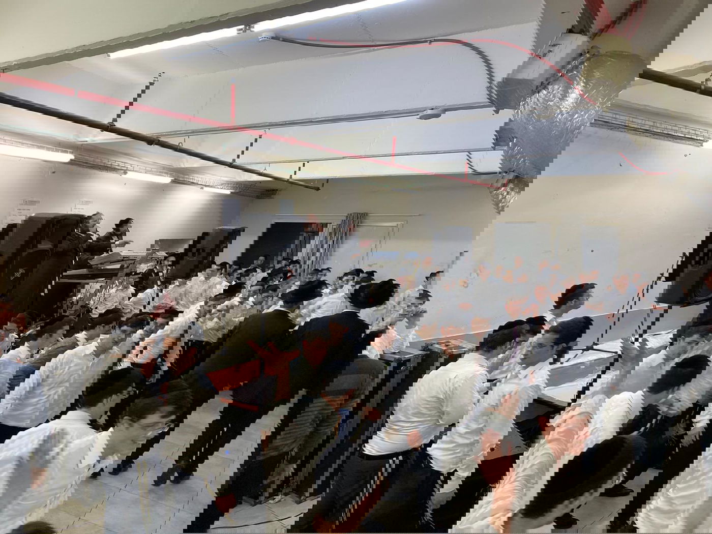 ישיבת 'וולפסון', ערכה מסיבת חנוכה • תיעוד נרחב