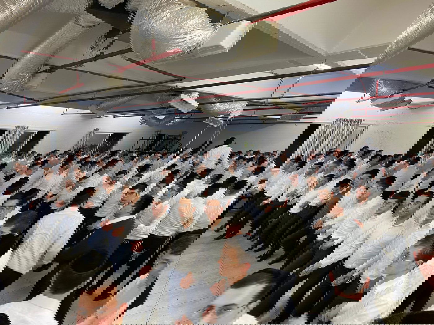 ישיבת 'וולפסון', ערכה מסיבת חנוכה • תיעוד נרחב