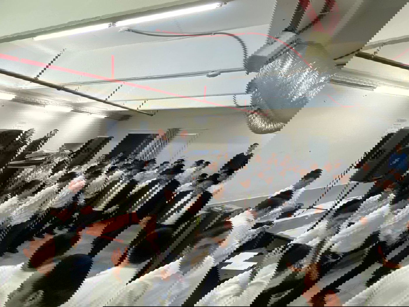 ישיבת 'וולפסון', ערכה מסיבת חנוכה • תיעוד נרחב