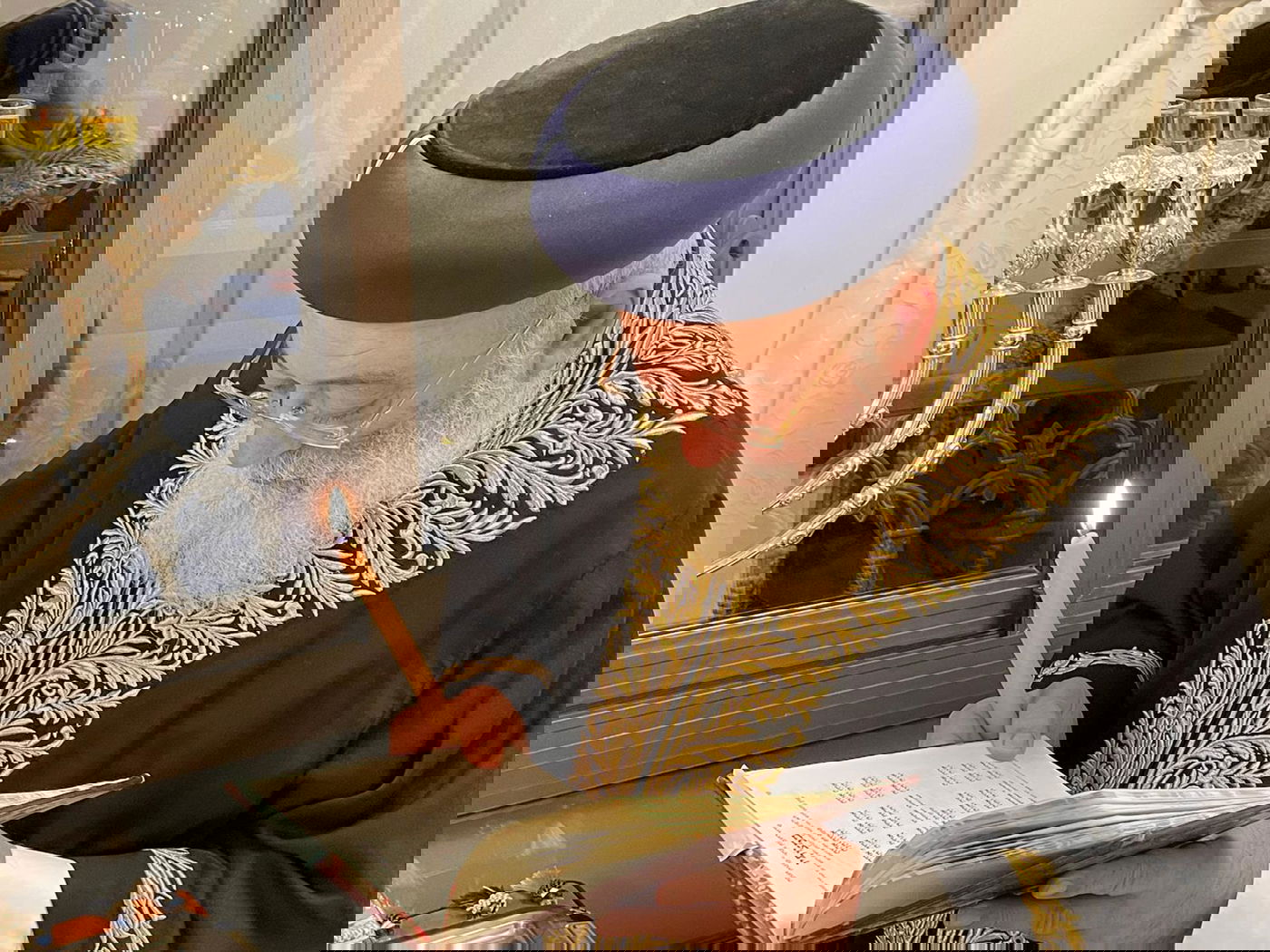 צפו: הראשל"צ הגר"ש עמאר בהדלקת נרות