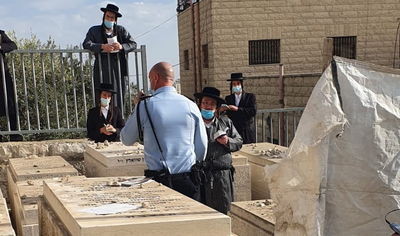 עם רימוני הלם: כוחות משטרה ניסו לפזר את התקהלות החסידים בהילולא