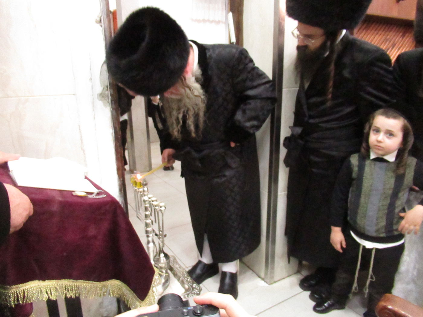 תיעוד: הרבי מקוזמיר הדליק נרות חנוכה וחילק לביבות