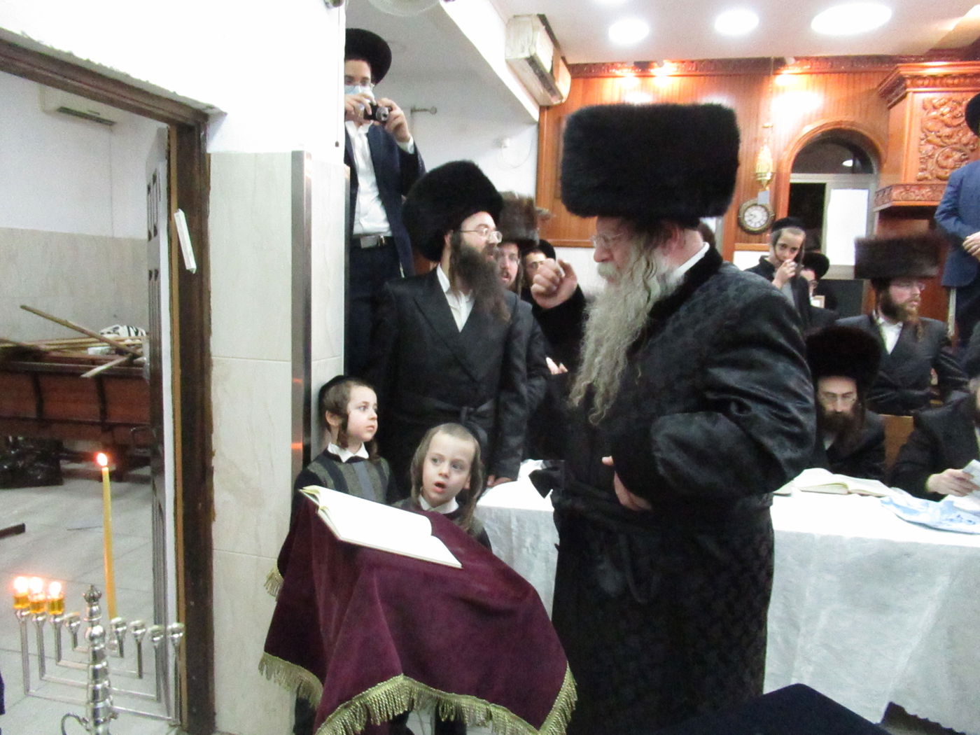 תיעוד: הרבי מקוזמיר הדליק נרות חנוכה וחילק לביבות