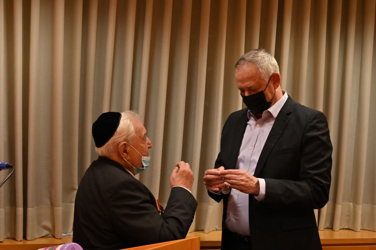 גנץ עם הלוחם היהודי