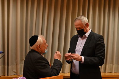 גנץ עם הלוחם היהודי