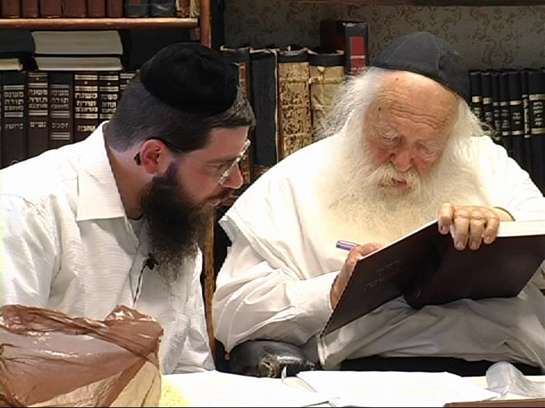 מרן הגר"ח קנייבסקי עם תלמידו ומקורבו הרב אורי טיגר