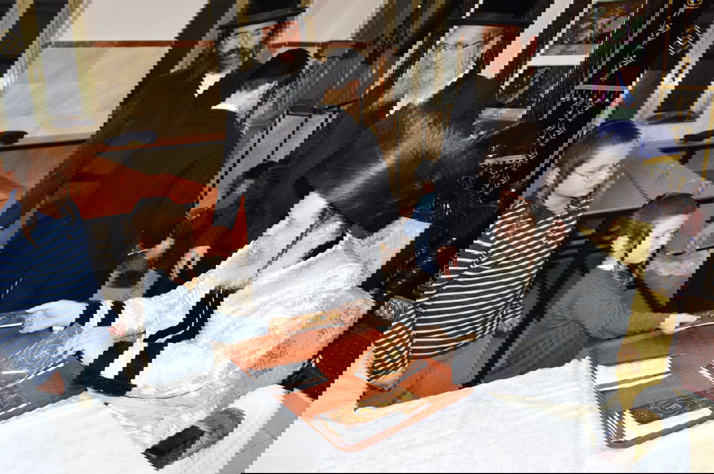 האדמו"ר מנדבורנה -ביתר הדליק נרות חנוכה