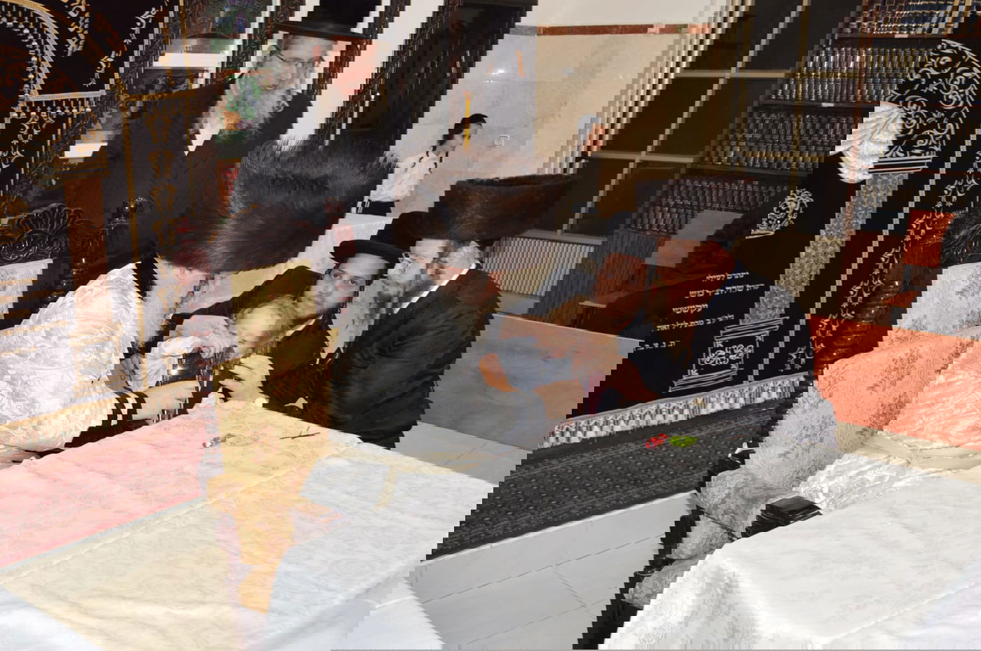 האדמו"ר מנדבורנה -ביתר הדליק נרות חנוכה