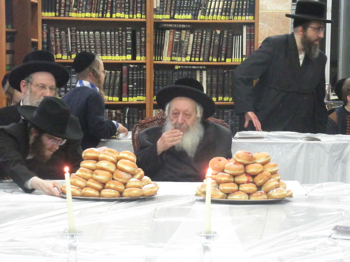 תיעוד: הרבי מנארול הדליק נרות חנוכה וחילק סופגניות לחסידים