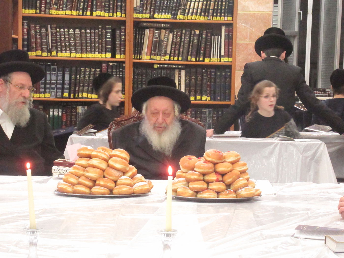 תיעוד: הרבי מנארול הדליק נרות חנוכה וחילק סופגניות לחסידים