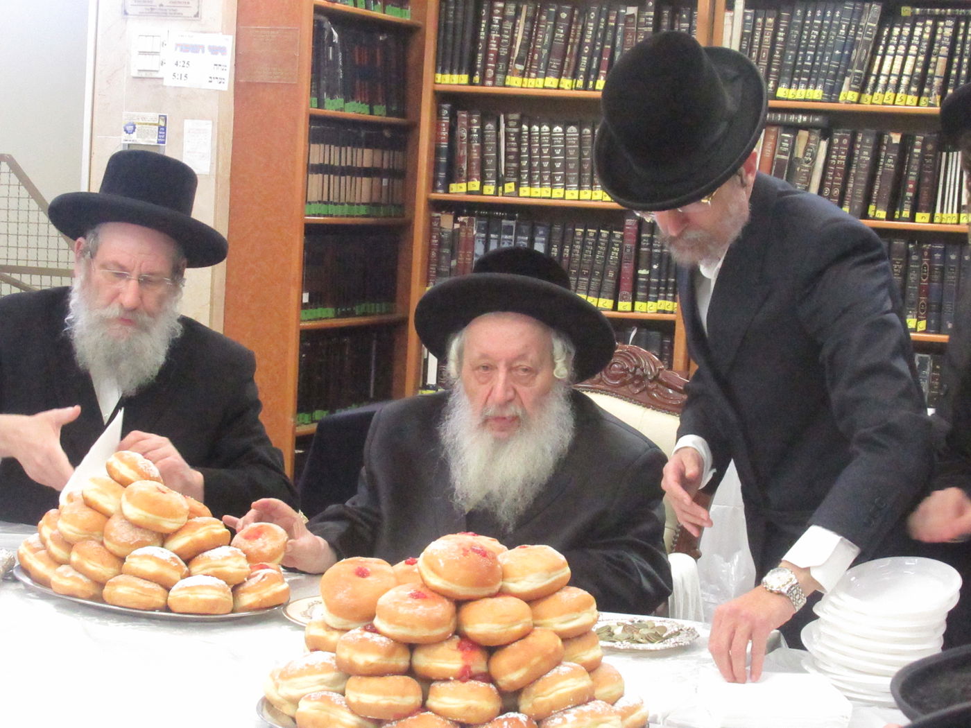 תיעוד: הרבי מנארול הדליק נרות חנוכה וחילק סופגניות לחסידים