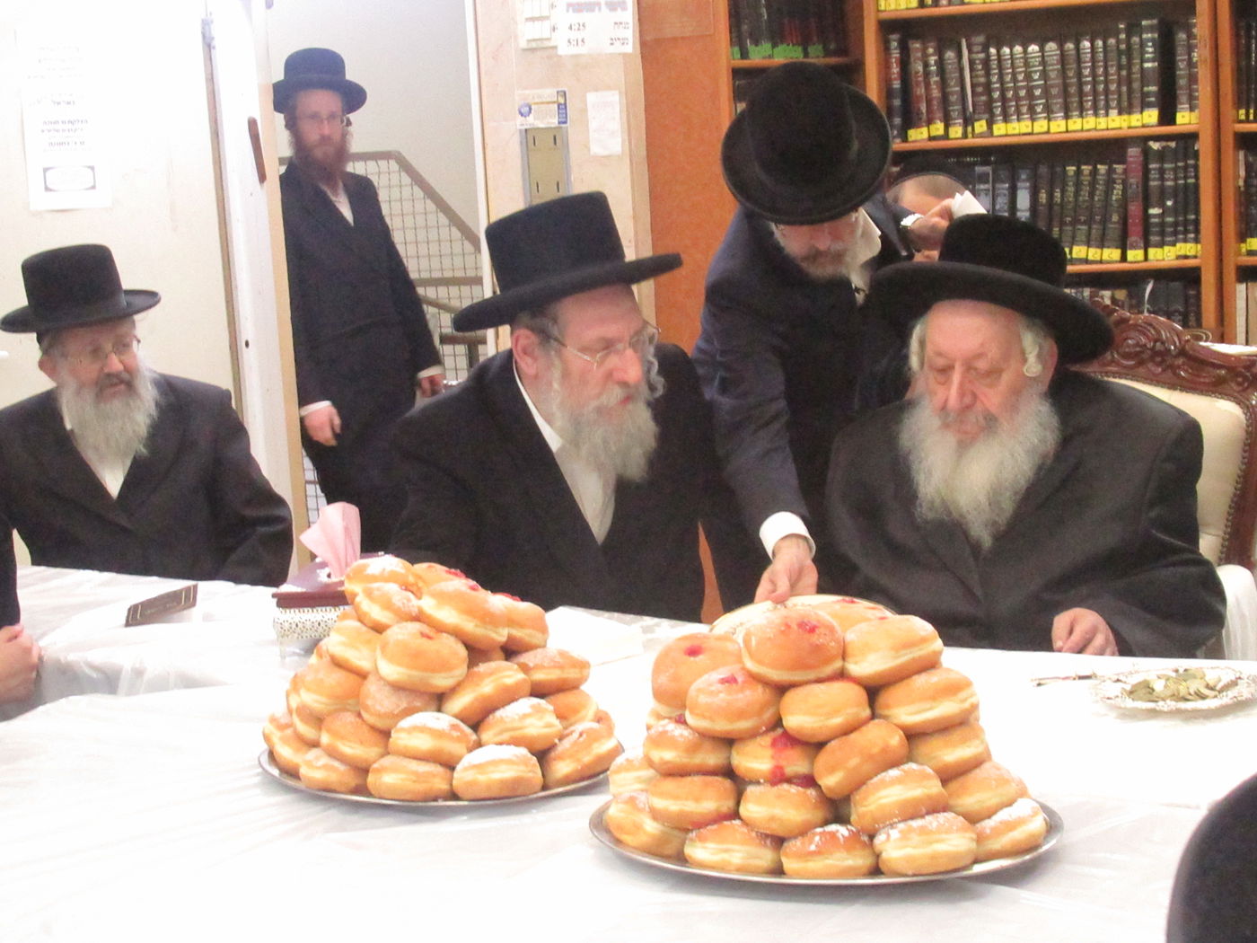 תיעוד: הרבי מנארול הדליק נרות חנוכה וחילק סופגניות לחסידים