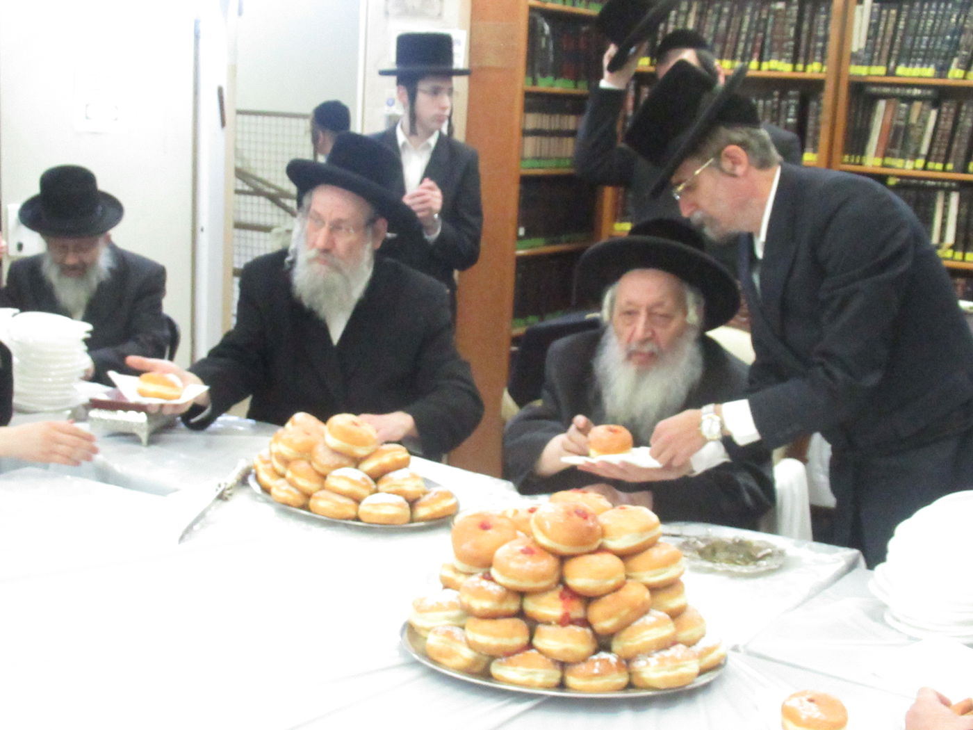 תיעוד: הרבי מנארול הדליק נרות חנוכה וחילק סופגניות לחסידים